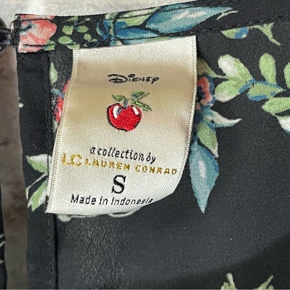 Lauren Conrad Top Women’s Sz‎ S Snow White Sequin Apple Top - Picture 6 of 9